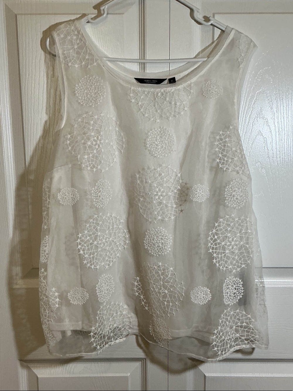 Simply Vera White Sleeveless Embroidered Tank - Picture 2 of 7